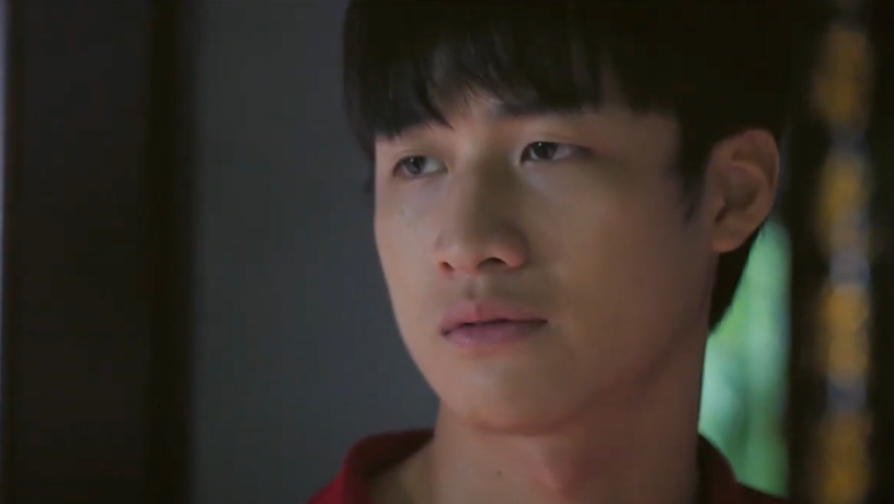 Hiếu (Duy Khánh) lo lắng bố sẽ phải ở nhà một mình. Ảnh: CMH.