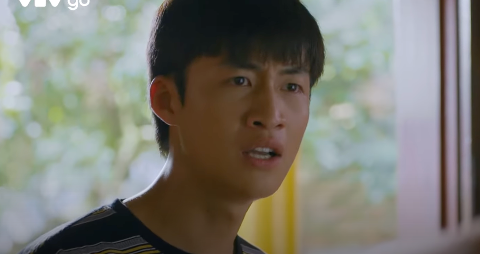 Hiếu (Duy Khánh) truy hỏi ông Nhân (NSƯT Võ Hoài Nam) về thân phận của mình. Ảnh: CMH. Hiếu (Duy Khánh) truy hỏi ông Nhân (NSƯT Võ Hoài Nam) về thân phận của mình. Ảnh: CMH.