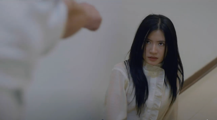 Thảo (Ngọc Huyền) ngăn cản bạn trai của Yến (Mai Huê). Ảnh: CMH. Thảo (Ngọc Huyền) ngăn cản bạn trai của Yến (Mai Huê). Ảnh: CMH.