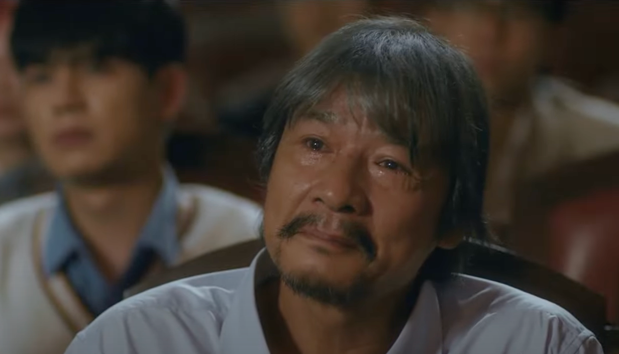 Ông Nhân (NSƯT Võ Hoài Nam) xúc động khi nghe con gái hát về mình. Ảnh: CMH.