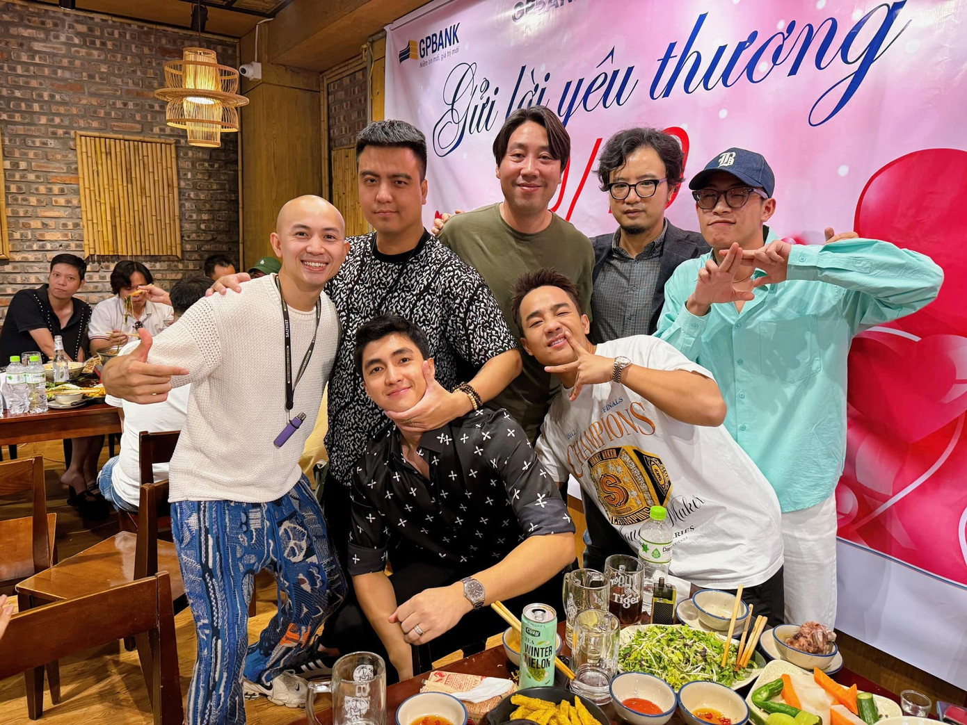 Nhóm công tử Cityboy nhắng nhít trong hậu trường Biệt dược đen. Nhóm công tử Cityboy nhắng nhít trong hậu trường Biệt dược đen.