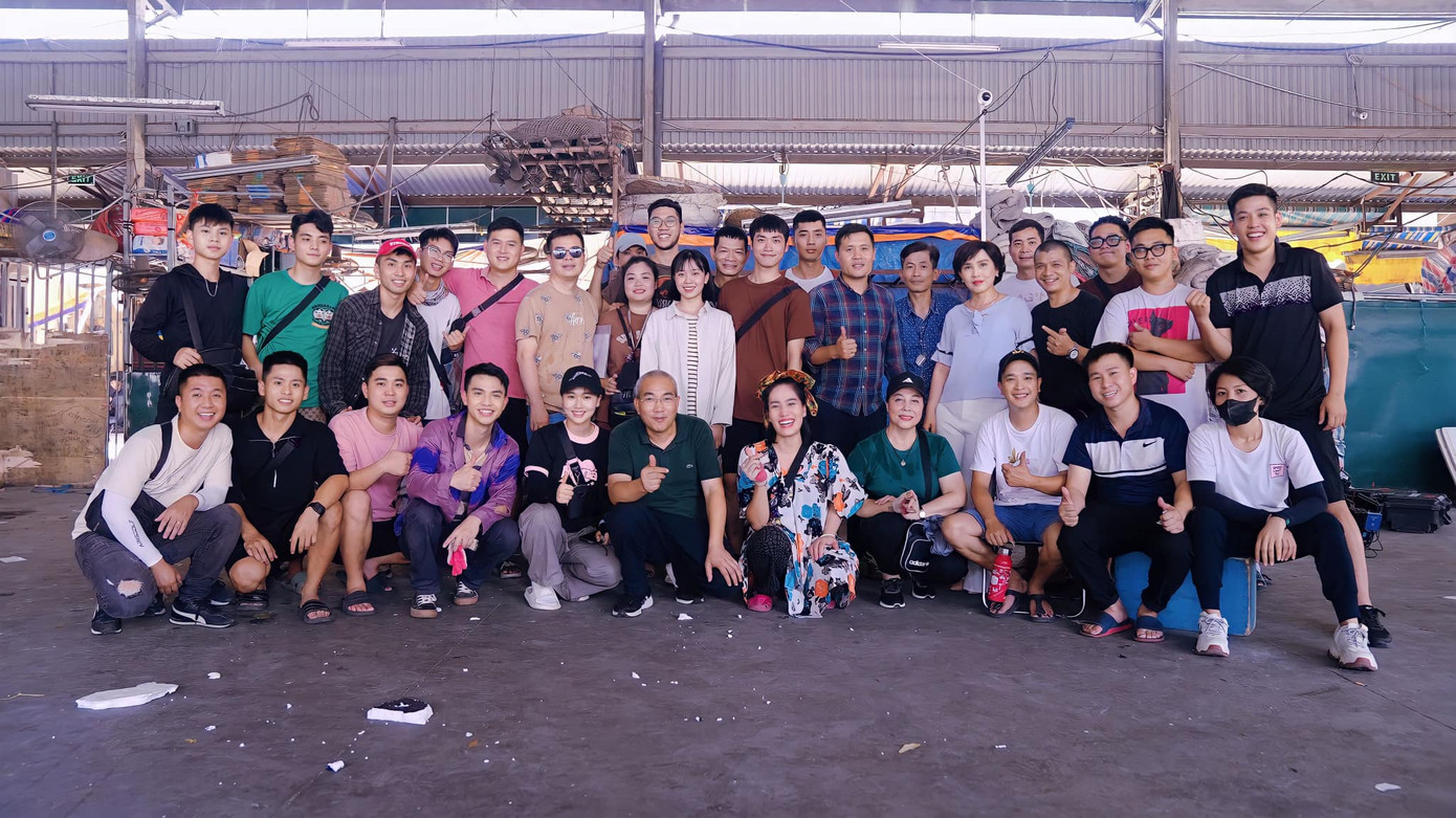 Đoàn làm phim Cuộc đời vẫn đẹp sao lưu lại khoảnh khắc ngày quay phim cuối cùng. Ảnh: ĐLP