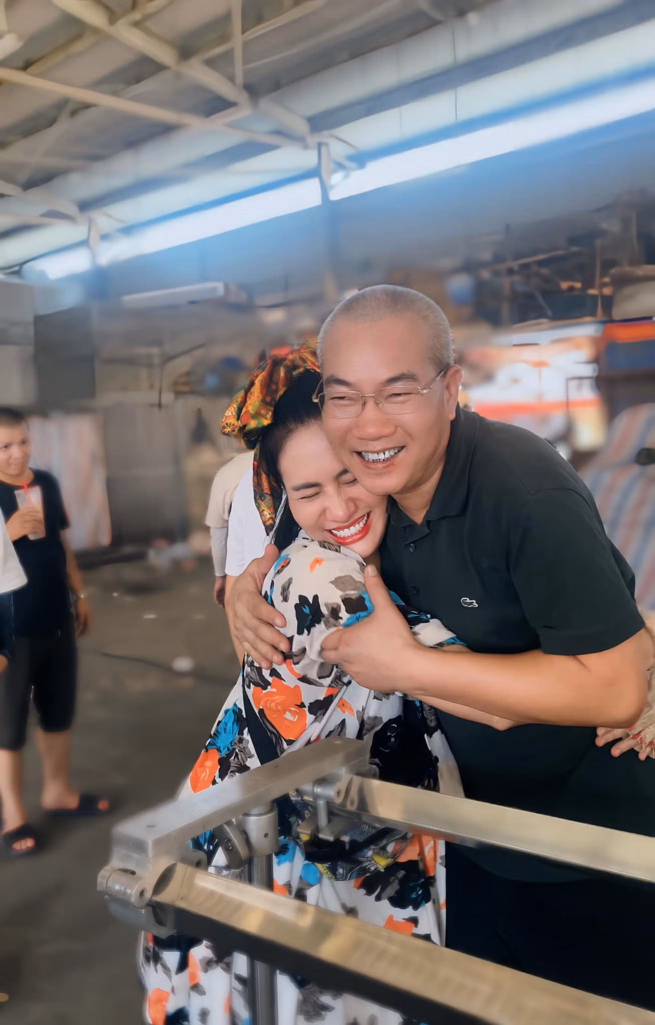 Diễn viên Minh Cúc (trái) và đạo diễn Nguyễn Danh Dũng trong ngày đoàn phim đóng máy. Ảnh: NVCC. Diễn viên Minh Cúc (trái) và đạo diễn Nguyễn Danh Dũng trong ngày đoàn phim đóng máy. Ảnh: NVCC.
