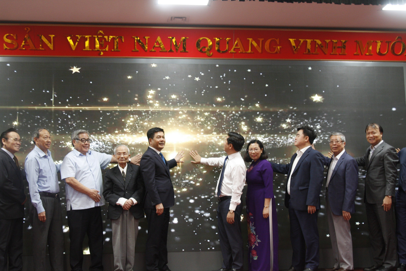 Các đại biểu thực hiện nghi lễ bấm nút phát hành sách điện tử của bộ sách lịch sử ngành Công Thương. Ảnh: Minh Hùng