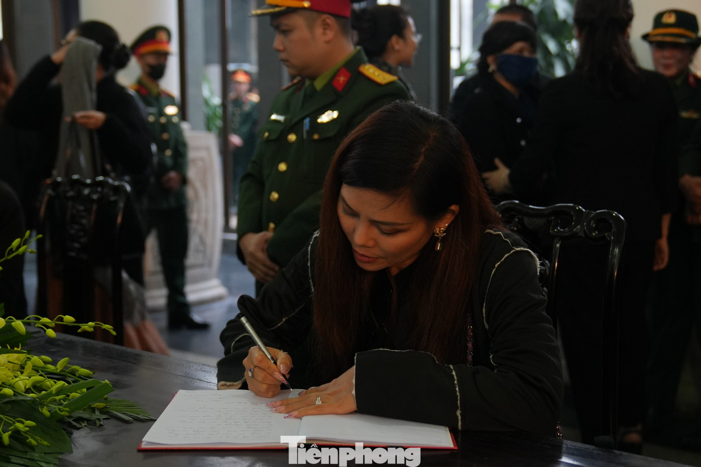 Nhóm 3A nghẹn ngào đến đưa tiễn nhạc sĩ Xuân Phương. Ảnh: Đức Nguyễn. Nhóm 3A nghẹn ngào đến đưa tiễn nhạc sĩ Xuân Phương. Ảnh: Đức Nguyễn.