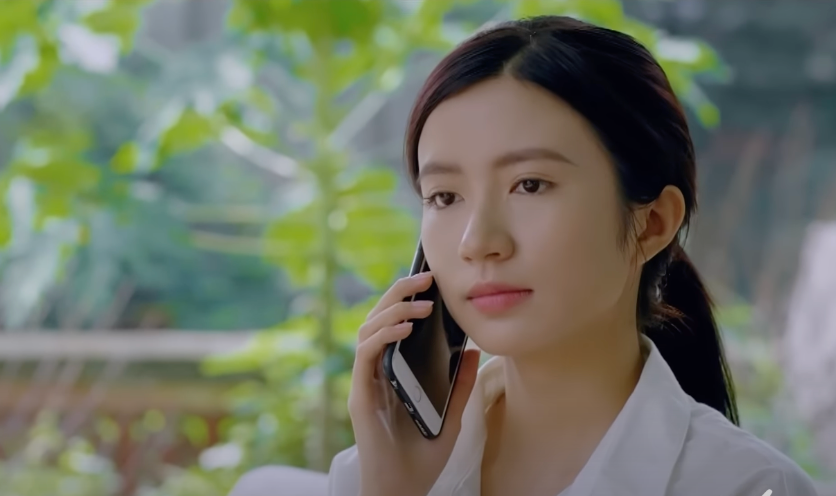 Thảo (Ngọc Huyền) xin tiền bố để đền xe máy cho chủ nhà. Ảnh: CMH.