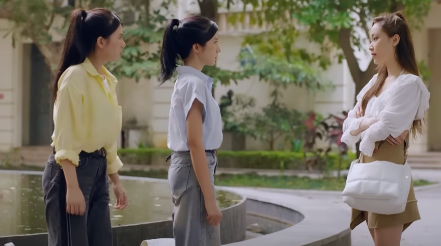 Thảo (Ngọc Huyền) tức giận vì bạn học xúc phạm gia đình và mẹ cô. Ảnh: CMH.