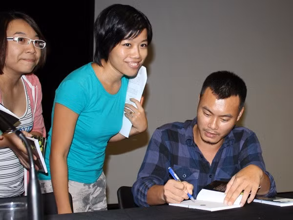 Nguyễn Thế Hoàng Linh (phải) sở hữu nhiều tác phẩm chất lượng, có doanh thu cao như tập thơ Ra vườn nhặt nắng, tiểu thuyết Chuyện của thiên tài.