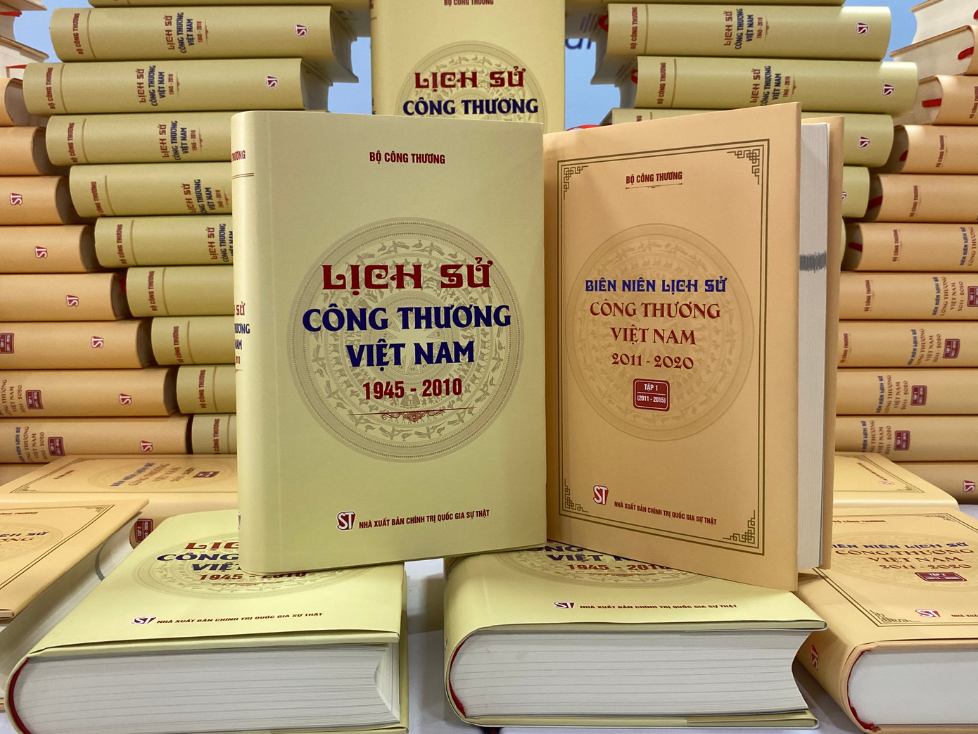 Bộ sách Lịch sử ngành Công Thương Việt Nam 1945-2010 và Biên niên sử Công Thương Việt Nam 2011-2020 được Bộ Công Thương giới thiệu vào ngày 12/5. Ảnh: Gia Linh.