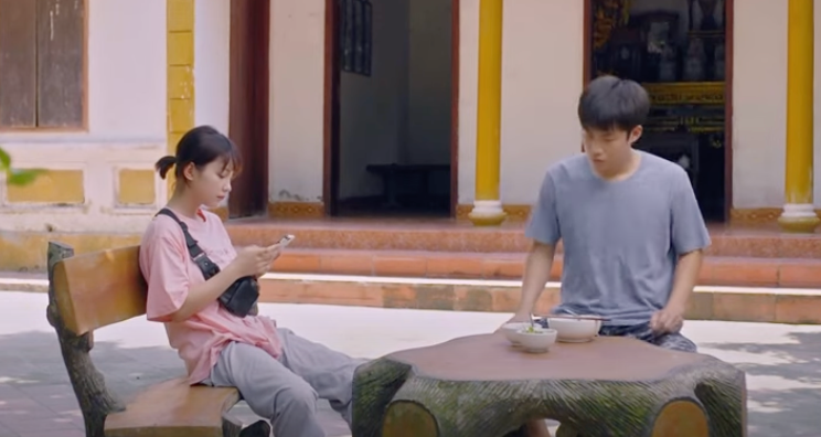 Ninh (Thu Hà) và Hiếu (Duy Khánh) bắt đầu công việc mới ở quê. Ảnh: CMH. Ninh (Thu Hà) và Hiếu (Duy Khánh) bắt đầu công việc mới ở quê. Ảnh: CMH.