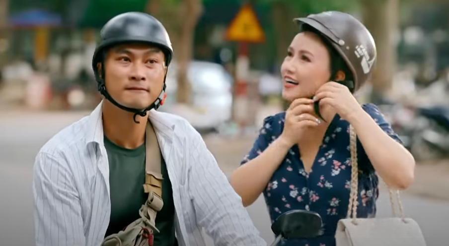 Hiếu (Duy Hưng) đưa chị Lệ (Hoàng Yến) đi làm. Ảnh: CMH. Hiếu (Duy Hưng) đưa chị Lệ (Hoàng Yến) đi làm. Ảnh: CMH.