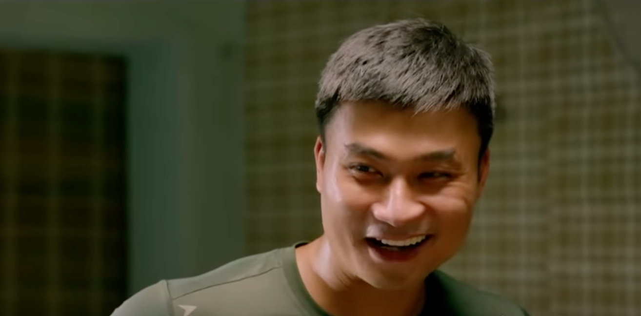 Hiếu (Duy Hưng) trêu Hoài ghen khi anh nhắc đến chị Lệ (Hoàng Yến). Ảnh: CMH. Hiếu (Duy Hưng) trêu Hoài ghen khi anh nhắc đến chị Lệ (Hoàng Yến). Ảnh: CMH.