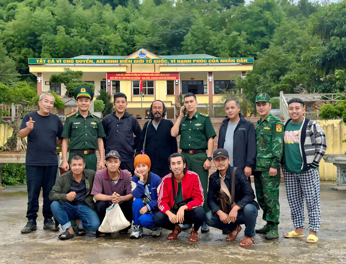 Diễn viên Việt Anh và dàn diễn viên phim Cuộc chiến không giới tuyến.