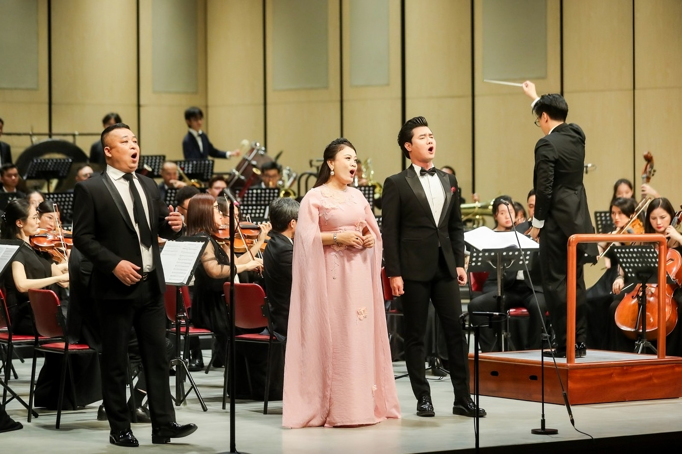 NSƯT Minh Lương, NSƯT Kim Oanh, nghệ sĩ Đào Mác biểu diễn ca khúc Tổ quốc gọi tên mình.