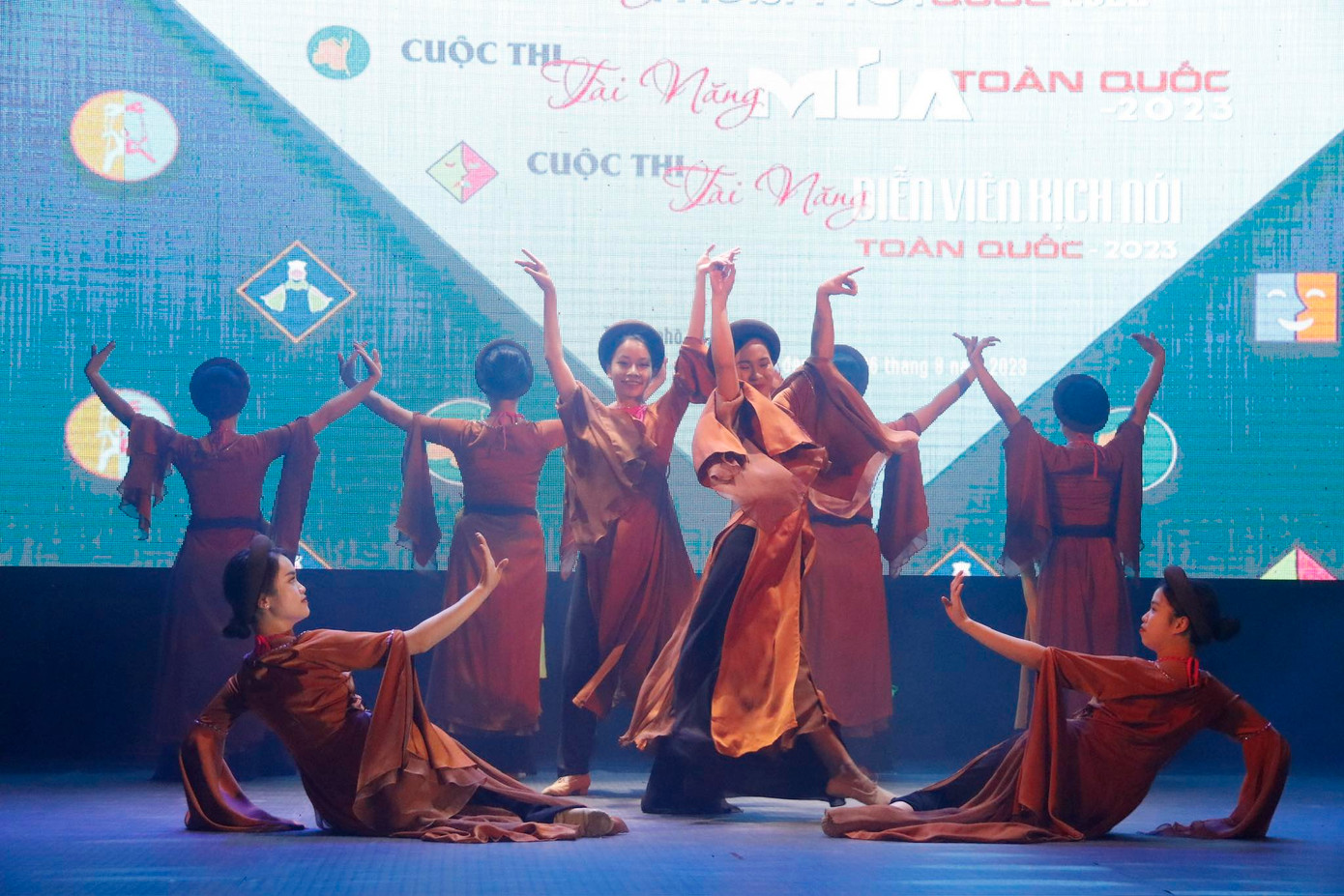 Tiết mục múa trong đêm khai mạc. Tiết mục múa trong đêm khai mạc.