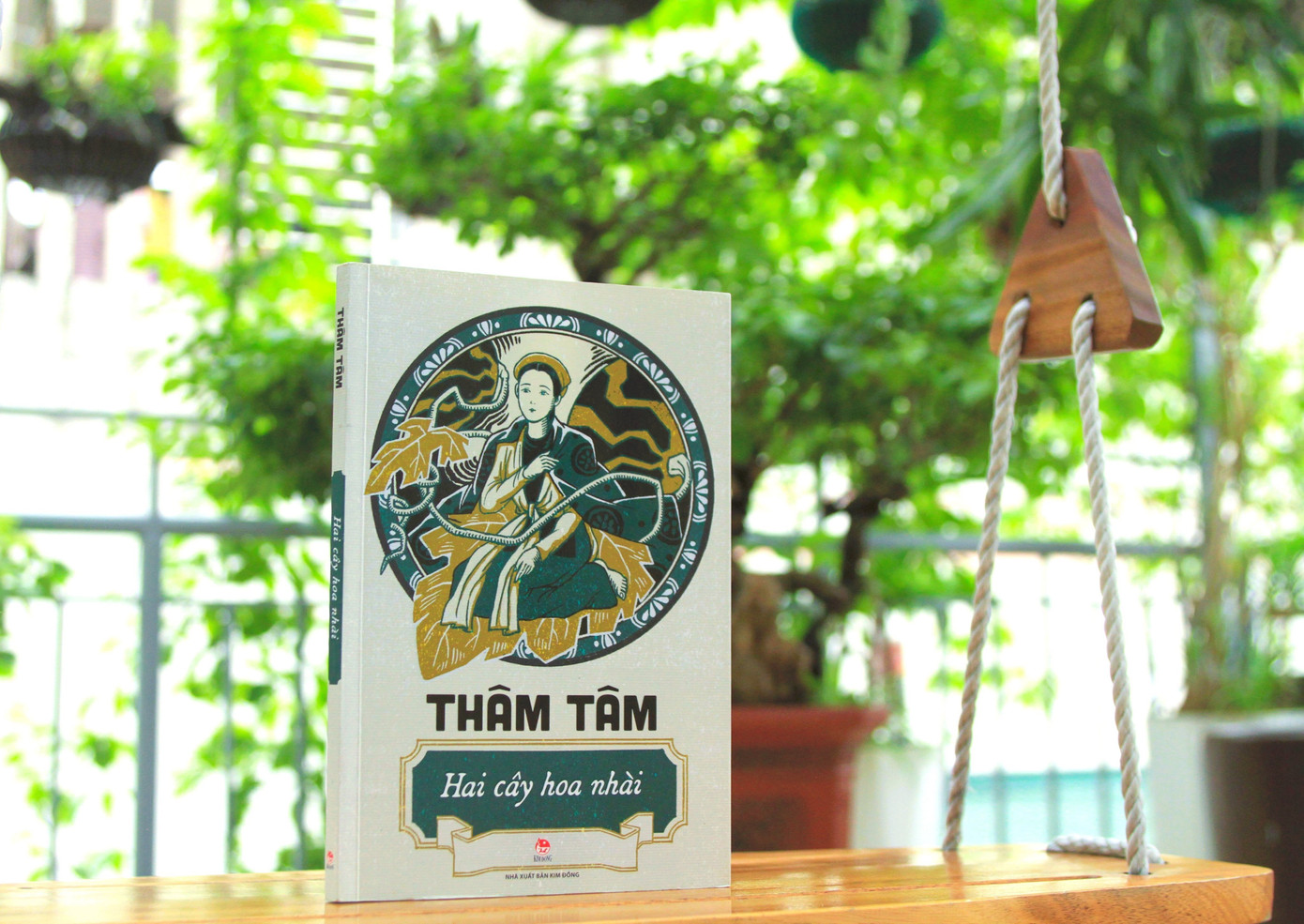 Tập truyện cổ tích Hai cây hoa nhài gồm năm truyện vừa nhiều kỳ và một truyện ngắn.