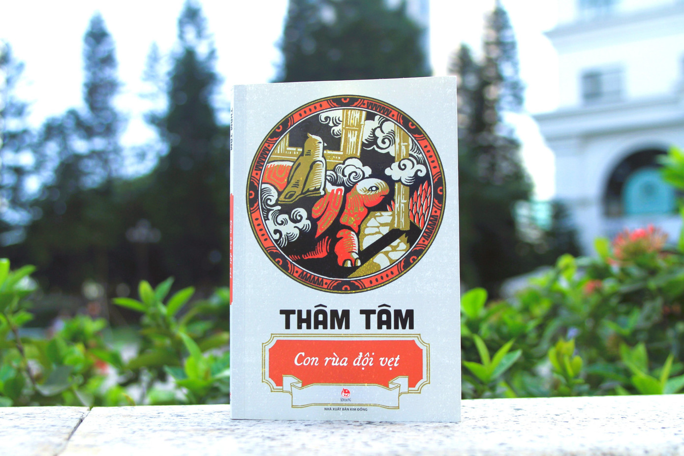 Con rùa đội vẹt gồm năm truyện ngắn và hai truyện vừa viết về thế giới đồng thoại phong phú.