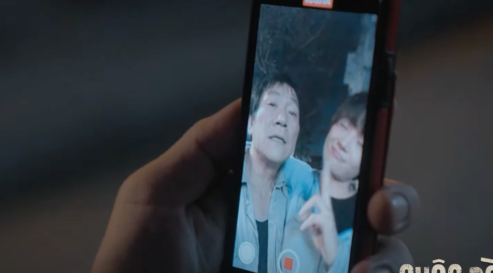 Lưu (NSƯT Hoàng Hải) nhanh trí ghi lại cảnh Luyến (Thanh Hương) đòi đi nhà nghỉ. Ảnh: CMH. Lưu (NSƯT Hoàng Hải) nhanh trí ghi lại cảnh Luyến (Thanh Hương) đòi đi nhà nghỉ. Ảnh: CMH.