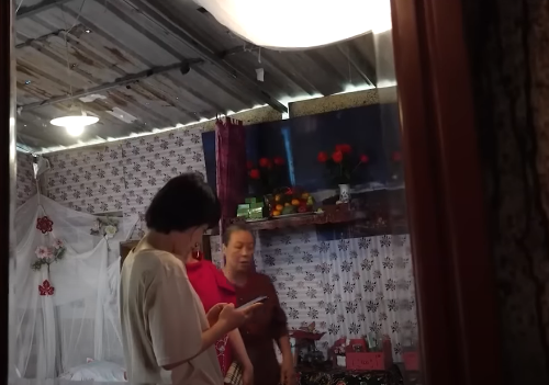 Căn phòng được trang trí lộng lẫy khác hẳn ngày thường. Ảnh: CMH.