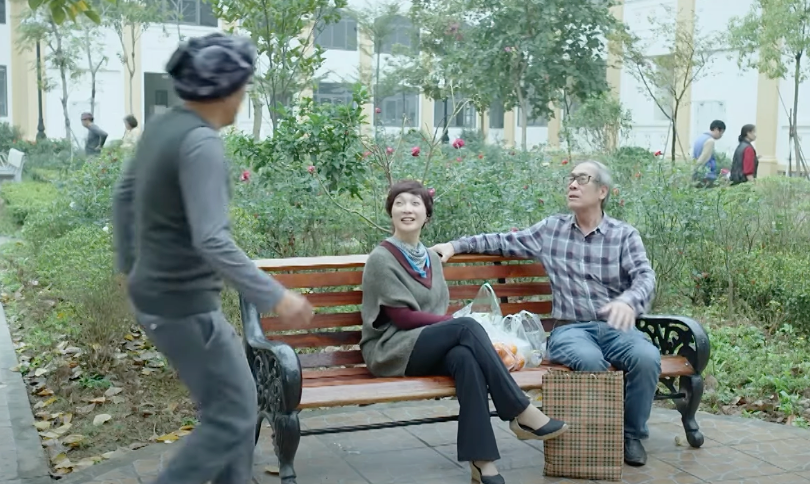 Ông Sang (NSND Trọng Trinh) thông báo việc đầu bếp của viện dưỡng lão bị cho thôi việc. Ảnh: CMH. Ông Sang (NSND Trọng Trinh) thông báo việc đầu bếp của viện dưỡng lão bị cho thôi việc. Ảnh: CMH.