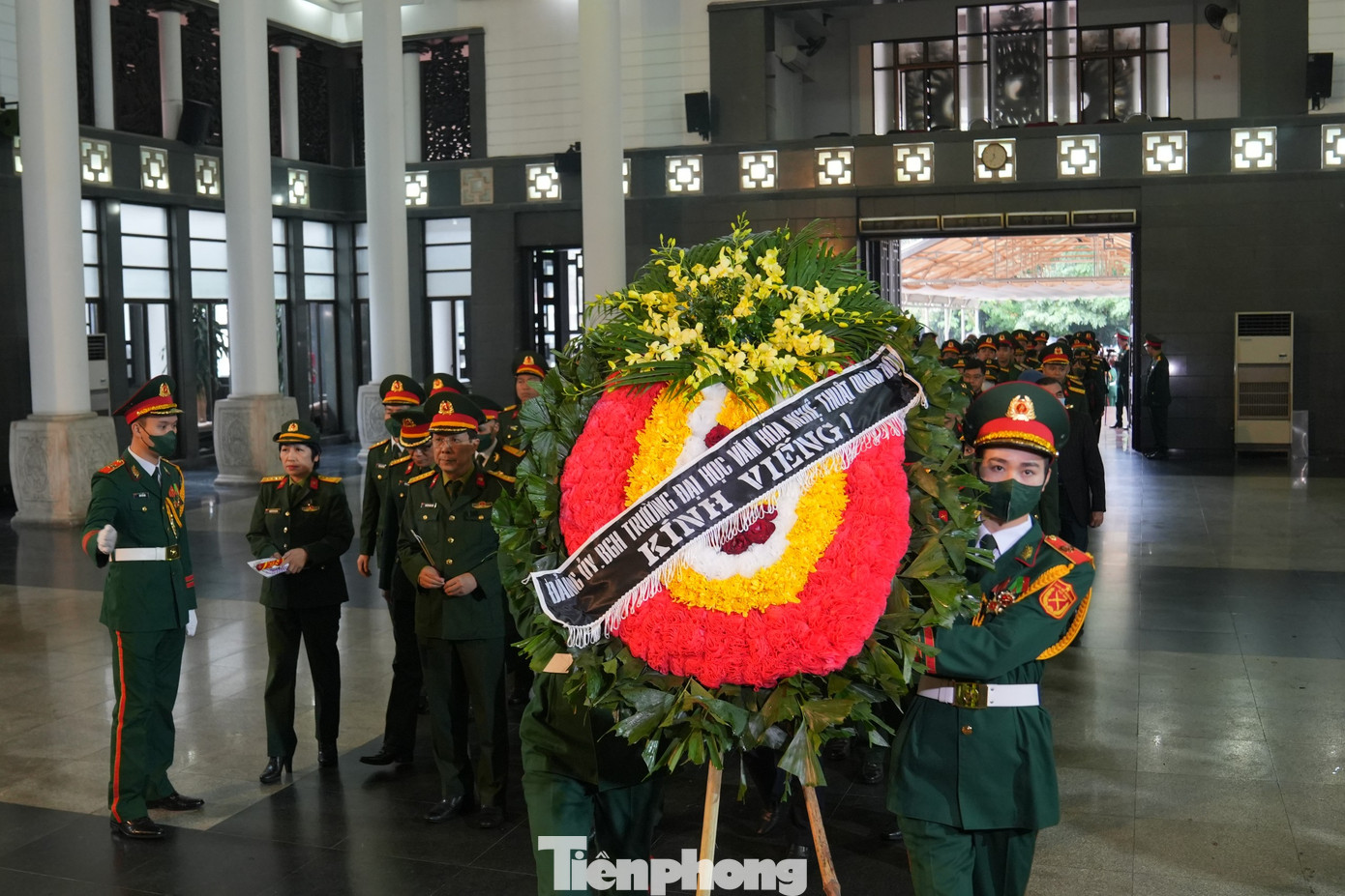 Nhạc sĩ Xuân Phương sinh năm 1973, quê Hưng Yên. Anh tốt nghiệp Học viện Âm nhạc Quốc gia Việt Nam. Từ năm 2000 anh là giảng viên Cao đẳng Văn hóa nghệ thuật Quân đội, nay là Đại học Văn hóa nghệ thuật Quân đội, sau đó tiếp tục học cao học về nghiên cứu văn hóa dân gian tại Viện Văn hóa dân gian. Trước khi rời cõi tạm, anh giữ chức Chủ nhiệm Khoa Âm nhạc, Đại học Văn hóa nghệ thuật Quân đội.