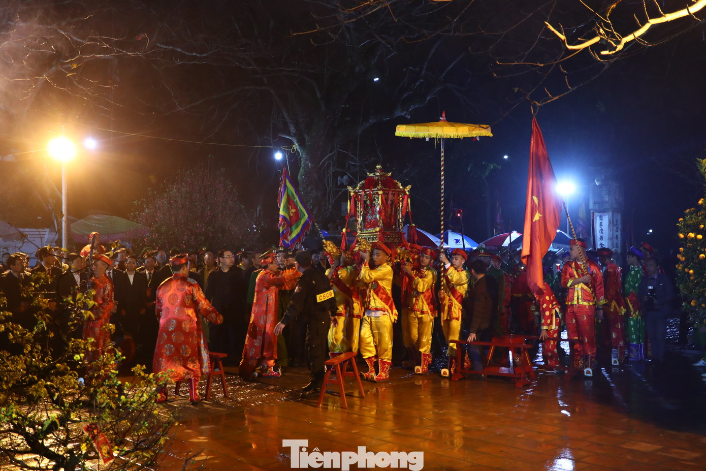 Lễ khai ấn mở màn với nghi lễ rước kiệu ấn từ Đền Cố Trạch sang Đền Thiên Trường. Ảnh: TRỌNG TÀI. Lễ khai ấn mở màn với nghi lễ rước kiệu ấn từ Đền Cố Trạch sang Đền Thiên Trường. Ảnh: TRỌNG TÀI.