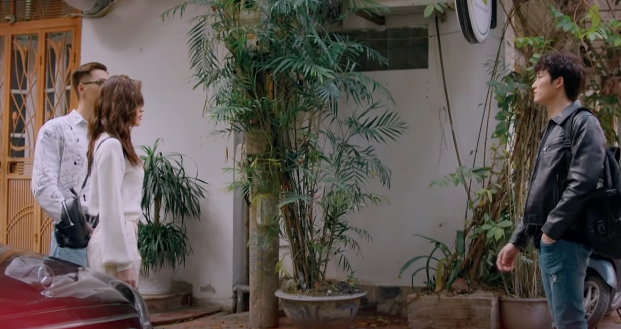 Quy (Mạnh Trường) mời Tú (Đình Tú) cùng đi chơi. Ảnh: CMH.