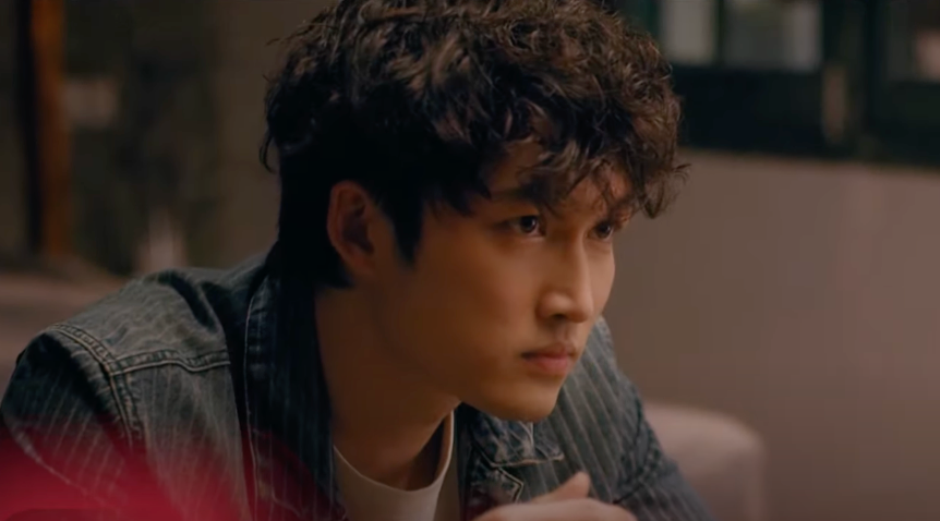 Tú (Đình Tú) không vui khi Ly (Thùy Anh) bênh vực Quy (Mạnh Trường). Ảnh: CMH.