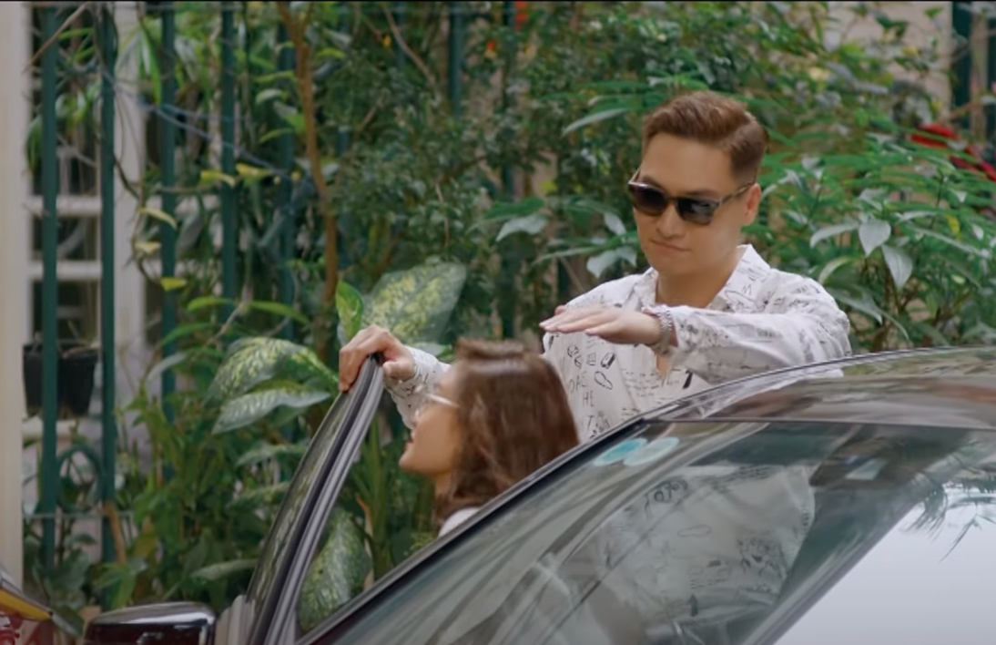 Quy (Mạnh Trường) luôn quan tâm, chăm sóc Ly (Thùy Anh). Ảnh: CMH.