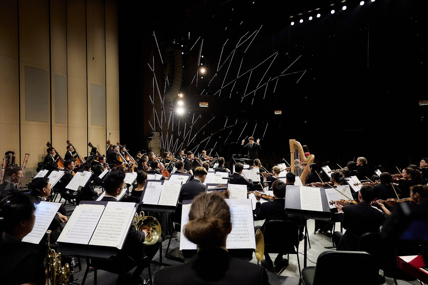 Hòa nhạc Giao hưởng Tháng Tám do nhạc trưởng người Pháp Olivier Ochanine chỉ huy, có sự tham dự của “bậc thầy” vĩ cầm Caroline Campbell cùng ba giọng ca opera: Oliver Johnston (Anh), Corinne Winters (Mỹ) và Đào Tố Loan (Việt Nam). Các nghệ sĩ cùng nhau dẫn dắt khán giả đi qua những bản opera lừng lẫy như Madama Butterfly, O Mio Babbino Caro của Puccini, La Traviata của Verdi đến những giai điệu quen thuộc của Beethoven…