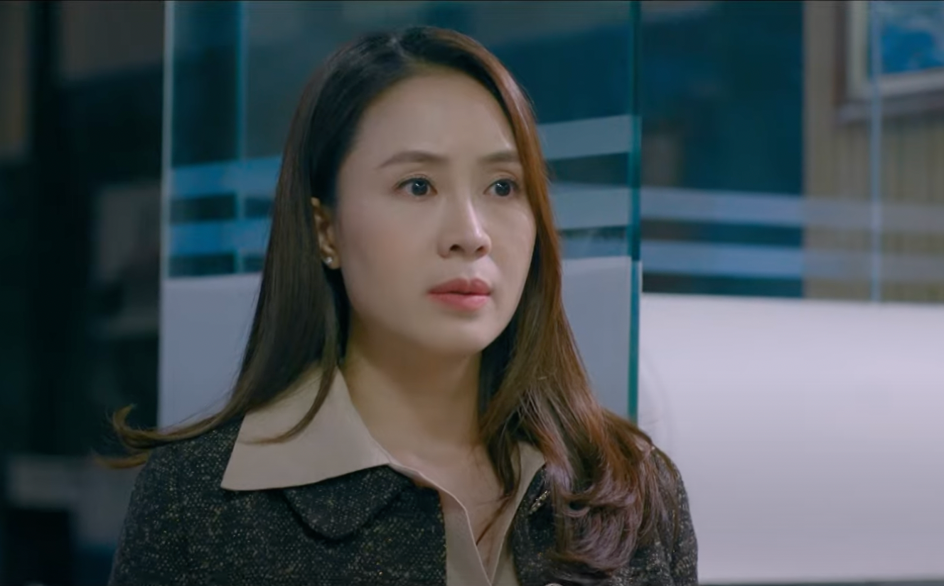 Phương (Hỗng Diễm) kinh ngạc khi bị Diệu (Huỳnh Hồng Loan) truy hỏi. Ảnh: CMH. Phương (Hỗng Diễm) kinh ngạc khi bị Diệu (Huỳnh Hồng Loan) truy hỏi. Ảnh: CMH.