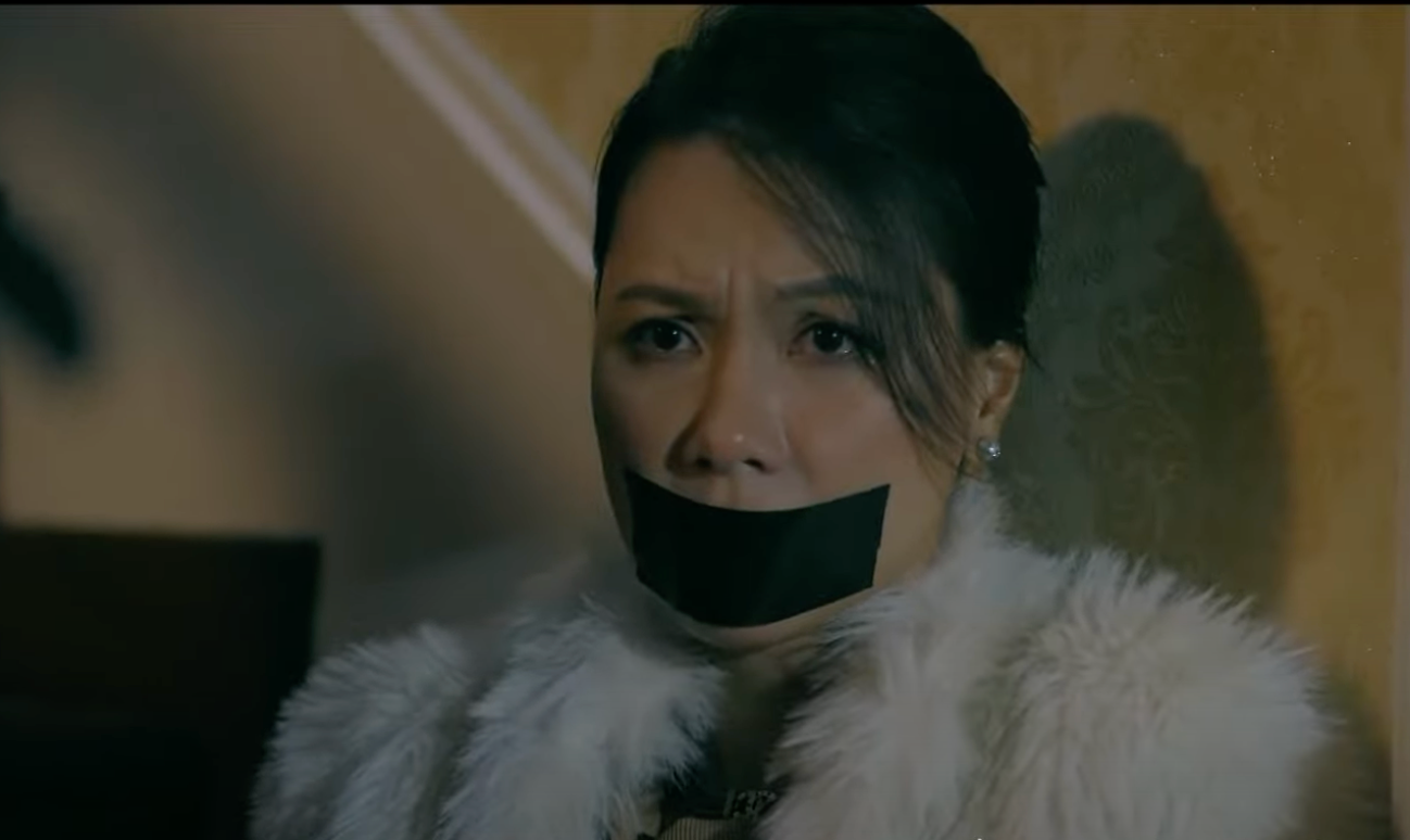 Để tống tiền Việt (Tiến Lộc), Tuấn Anh đã bắt cóc Ly (Minh Hà) và Phương (Hồng Diễm). Ảnh: CMH. Để tống tiền Việt (Tiến Lộc), Tuấn Anh đã bắt cóc Ly (Minh Hà) và Phương (Hồng Diễm). Ảnh: CMH.