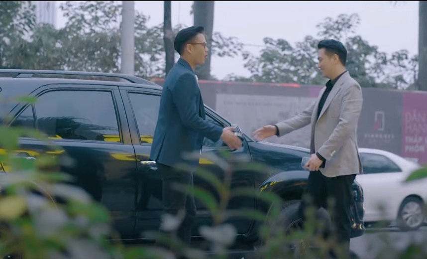 Thịnh (Minh Hoàng) tiết lộ với Hoàng (Việt Anh) rằng mối quan hệ của Việt và cấp trên có phần căng thẳng. Ảnh: CMH. Thịnh (Minh Hoàng) tiết lộ với Hoàng (Việt Anh) rằng mối quan hệ của Việt và cấp trên có phần căng thẳng. Ảnh: CMH.