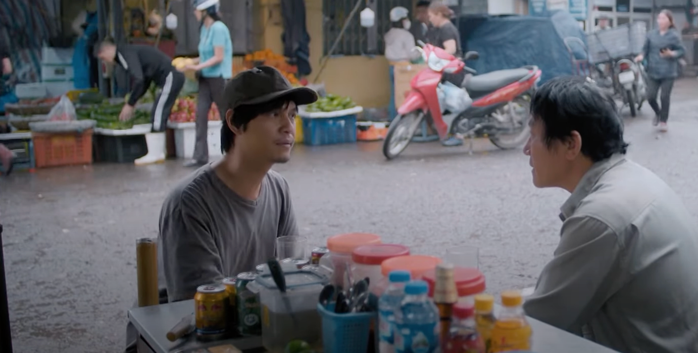 Điền (Tô Dũng) nói với Lưu (NSƯT Hoàng Hải) những thông tin mình tìm được về Nghĩa (Thanh Dương). Ảnh: CMH.