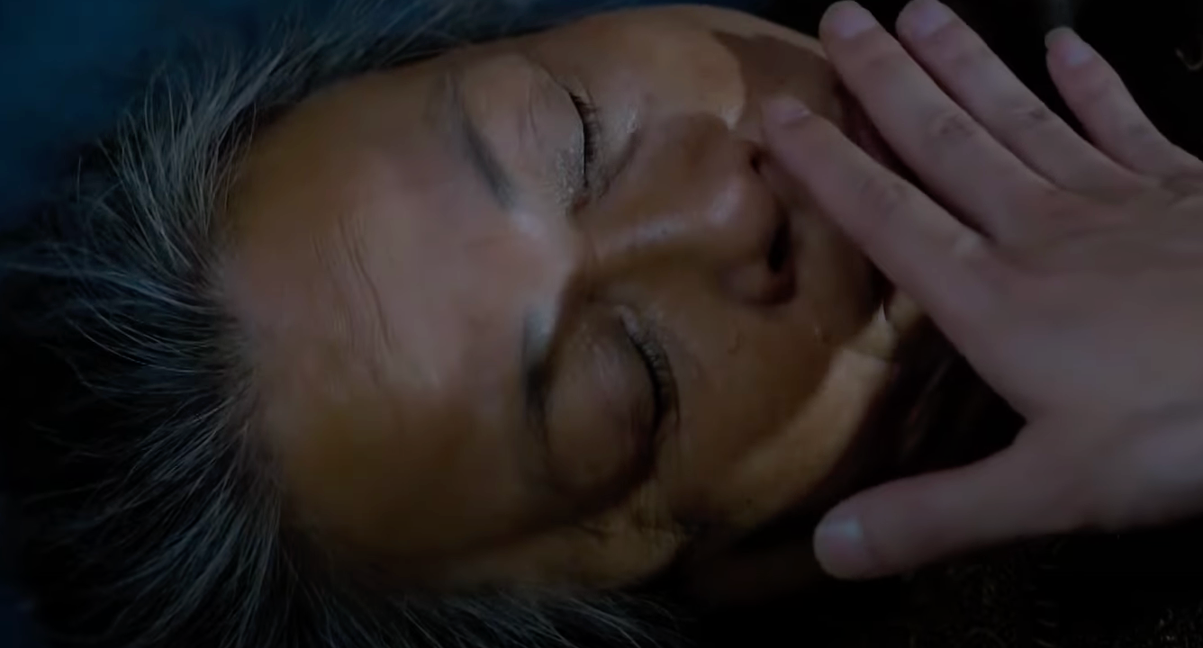 Bát (Tuấn Anh) phát hiện bà Tình (NSƯT Thanh Quý) ngất trong phòng trọ. Ảnh: CMH.