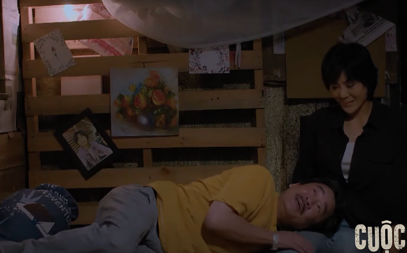 Nghĩa (Thanh Dương) giả vờ ngã và tranh thủ gần gũi Luyến. Ảnh: CMH.