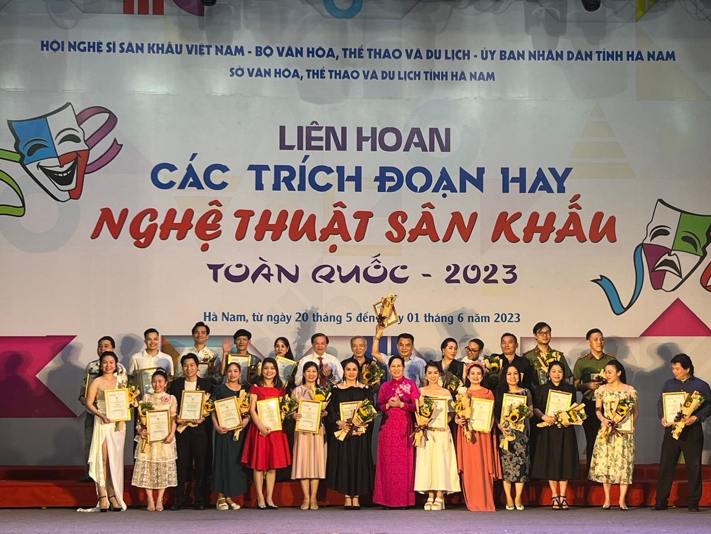 Ban tổ chức vinh danh các diễn viên đoạt Huy chương Vàng.