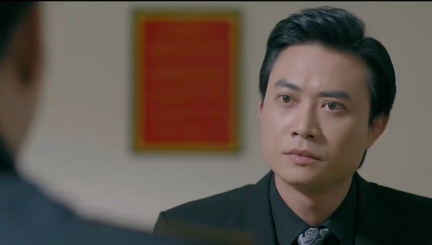 Tại cơ quan điều tra, Việt (Tiến Lộc) phủ nhận không phải chủ mưu vụ án dàn dựng clip nóng của Hoàng (Việt Anh) và Hà (Huyền Trang). Ảnh: CMH.