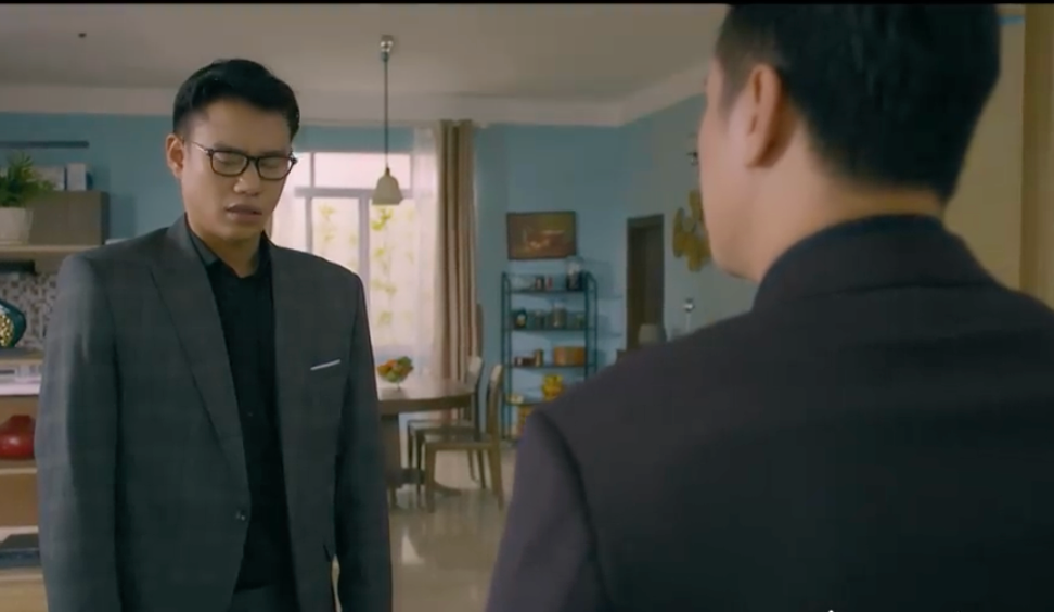 Hoàng (Việt Anh) truy hỏi lý do Thịnh (Minh Hoàng) &quot;đâm sau lưng&quot; mình. Ảnh: CMH.