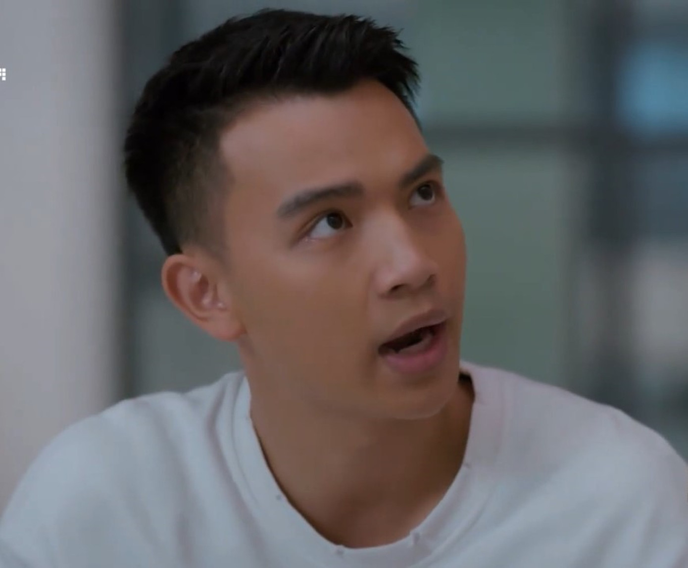 Thạch (Việt Hoàng) cảnh cáo bạn học không được xúc phạm bố mình. Ảnh: CMH.