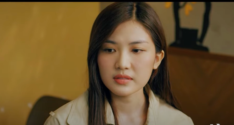 Trang (Lương Thanh) có vẻ không thoải mái với tình bạn khác giới của Ly (Thùy Anh) và Tú (Đình Tú). Ảnh: CMH. Trang (Lương Thanh) có vẻ không thoải mái với tình bạn khác giới của Ly (Thùy Anh) và Tú (Đình Tú). Ảnh: CMH.