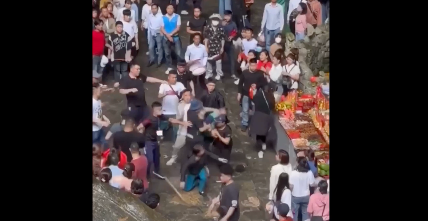 Những người liên quan đến vụ xô xát được đưa về cơ quan công an để xử lý.