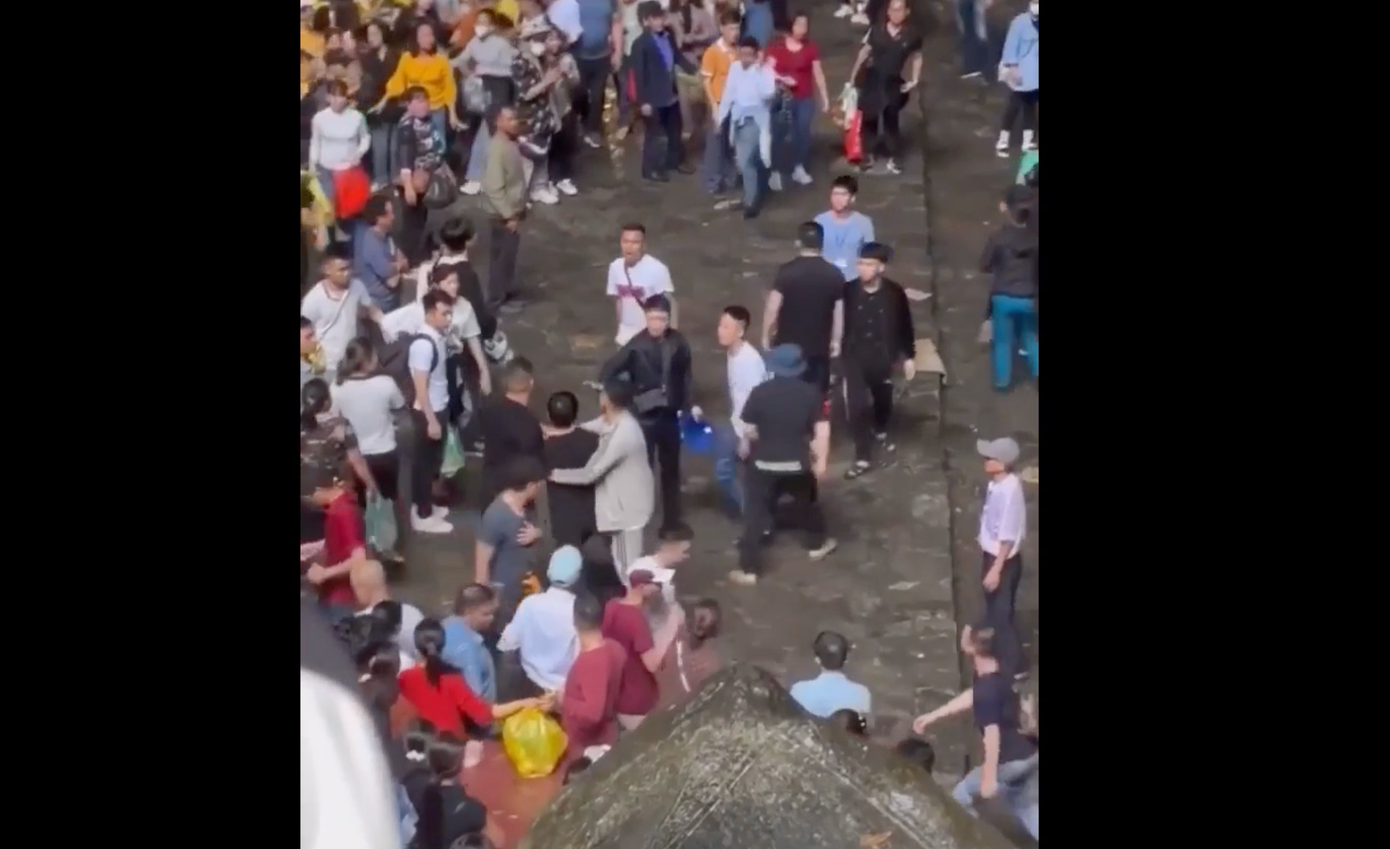 Những người liên quan đến vụ xô xát được đưa về cơ quan công an để xử lý.