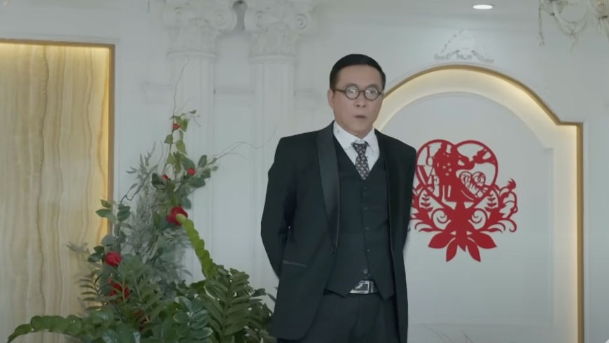 Phó Giám đốc Kình (NSƯT Đỗ Kỷ) lo lắng khi Gia An (Lãnh Thanh) chưa có mặt tại buổi lễ. Ảnh: CMH. Phó Giám đốc Kình (NSƯT Đỗ Kỷ) lo lắng khi Gia An (Lãnh Thanh) chưa có mặt tại buổi lễ. Ảnh: CMH.