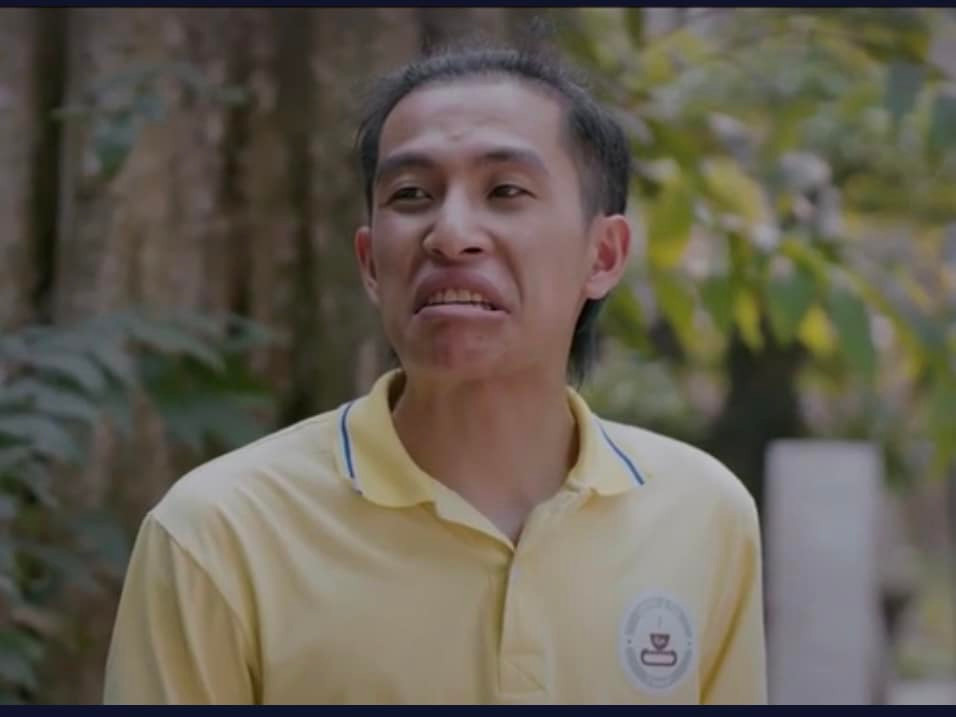 Bát (Tuấn Anh) ăn cắp đồng hồ mà chủ quán cho Thạch (Việt Hoàng) mượn. Ảnh: CMH.