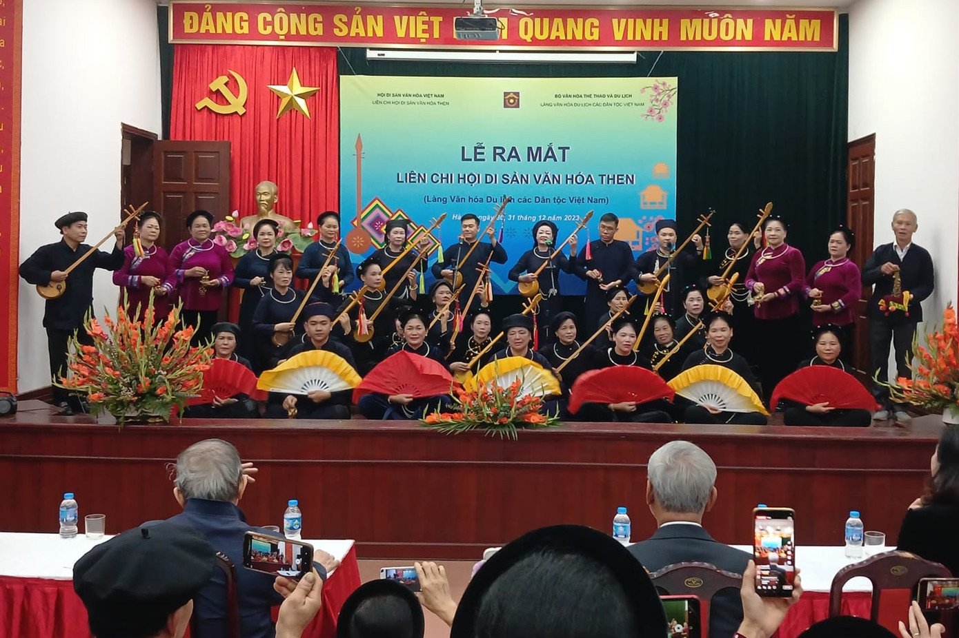 Tại lễ ra mắt, nhiều nghệ nhân trình diễn nhiều tiết mục Then cổ. Tại lễ ra mắt, nhiều nghệ nhân trình diễn nhiều tiết mục Then cổ.