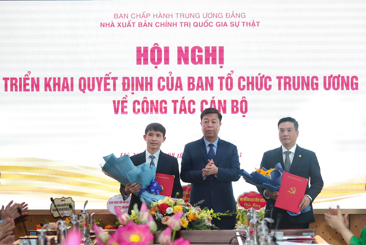 PGS.TS. Vũ Trọng Lâm, Giám đốc - Tổng Biên tập NXB Chính trị quốc gia Sự thật (giữa) trao quyết định bổ nhiệm các chức danh Phó Giám đốc, Phó Giám đốc - Phó Tổng biên tập NXB Chính trị quốc gia Sự thật. PGS.TS. Vũ Trọng Lâm, Giám đốc - Tổng Biên tập NXB Chính trị quốc gia Sự thật (giữa) trao quyết định bổ nhiệm các chức danh Phó Giám đốc, Phó Giám đốc - Phó Tổng biên tập NXB Chính trị quốc gia Sự thật.