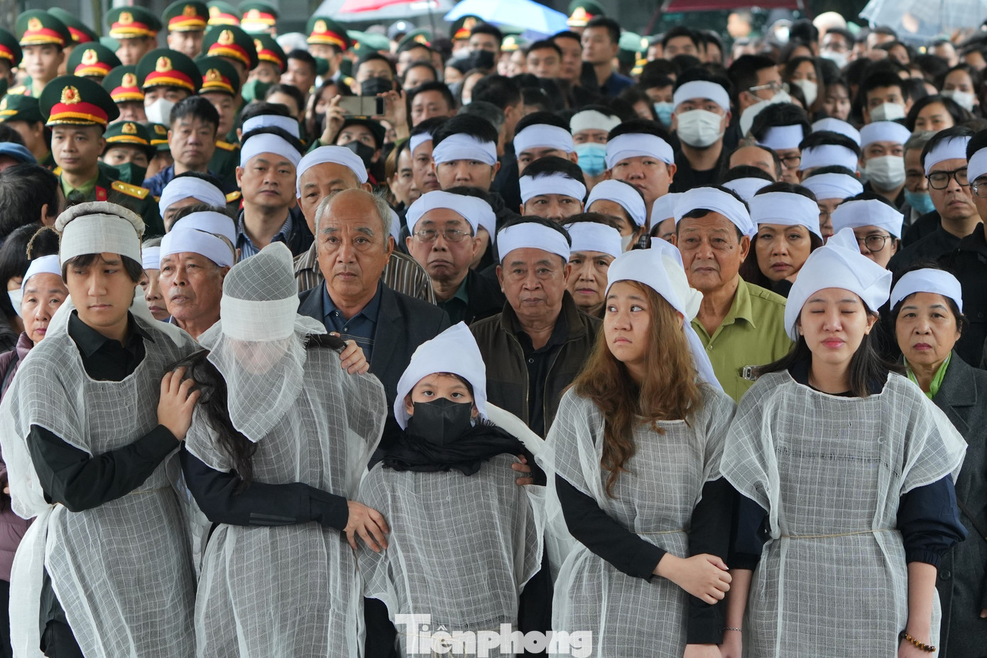 Từ sớm, đông đảo người thân, đồng nghiệp, hậu bối của nhạc sĩ Nguyễn Xuân Phương tề tựu để nói lời tiễn biệt. Nam nhạc sĩ qua đời sáng 29/11 tại Hà Nội, hưởng dương 51 tuổi.