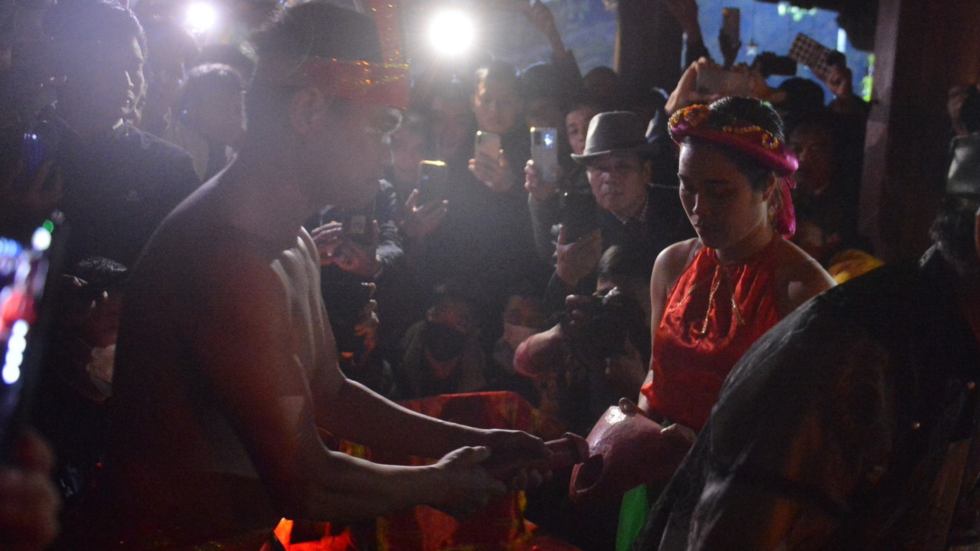 Lễ mật được tổ chức vào nửa đêm với ước nguyện của người dân về cuộc sống sinh sôi nảy nở, phát triển. Ảnh: ĐINH HUY.