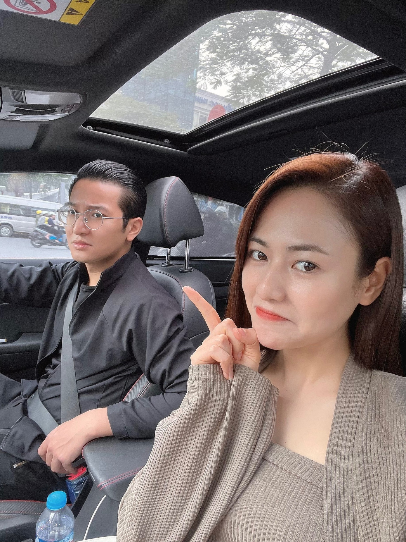 Trọng Trí luôn đồng hành với Việt Hoa. Anh thường xuyên đưa đón bạn gái đến phim trường. Ảnh: FBNV.